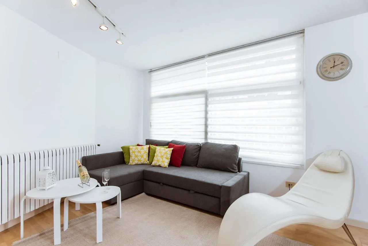 Two Bedroom Townhouse Within 10Min Walk From Beach Barcelona Apartamento