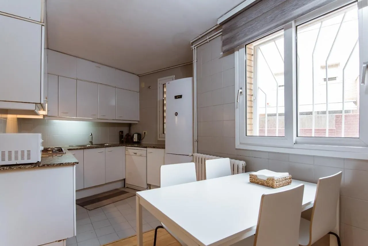 Apartamento Two Bedroom Townhouse Within 10Min Walk From Beach Barcelona
